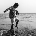 Hombre salpicando agua con los pies.