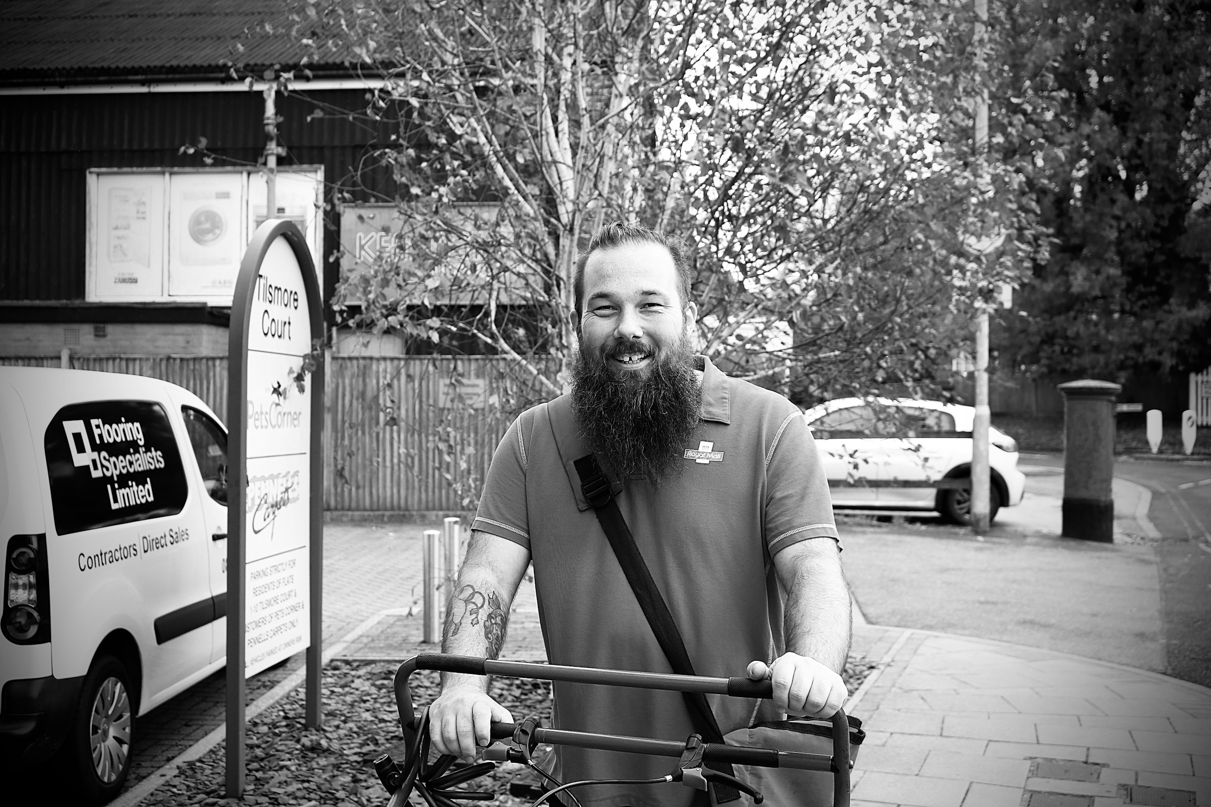 Hombre con barba sonriendo.